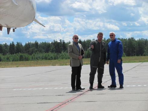 Inspection of the fighter jet with the pilot