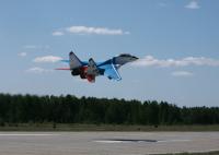 despegue de MiG con turista al bordo en aerobase Sokol